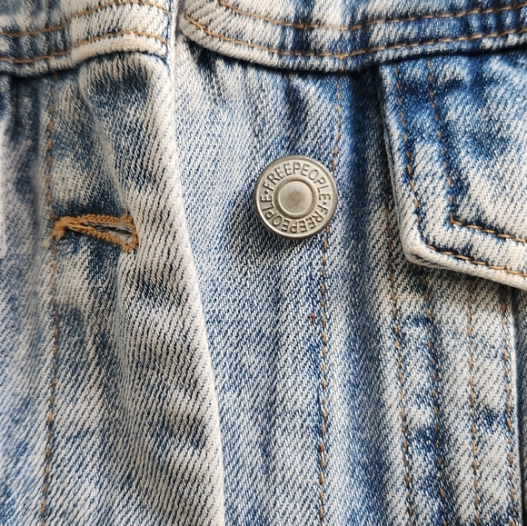 Free People Rumors Light Wash Denim Jacket Size Medium - Picture 4 of 10